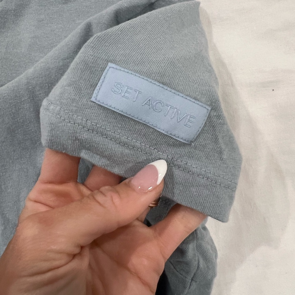 Set active blue tee in size small